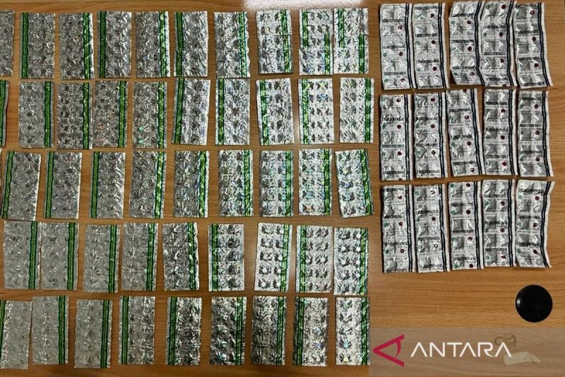polisi-tangkap-dua-pria-pengedar-obat-keras-ilegal-di-tambora-jakbar