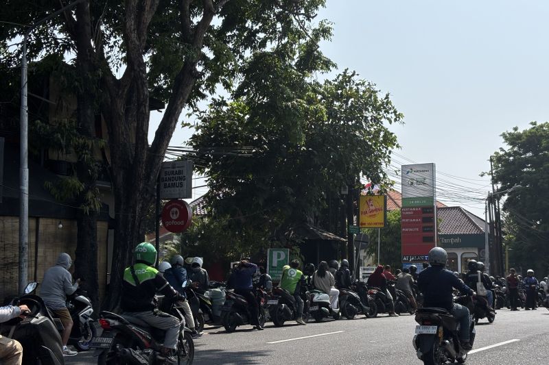 gubernur-koster-minta-warga-bali-tenang-bbm-segera-normal