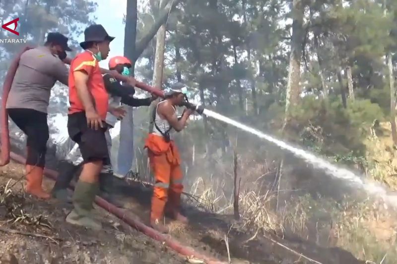 Karhutla Gunung Butak ancam permukiman, petugas berjibaku padamkan api
