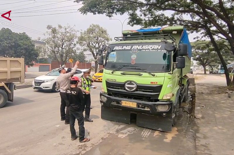 Cegah kecelakaan, Dishub Cilegon tertibkan parkir liar truk di JLS