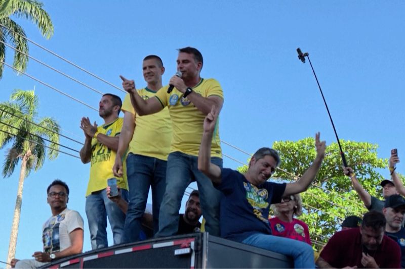 Lula dan Bolsonaro saling bersaing dalam perebutan suara di Brasil