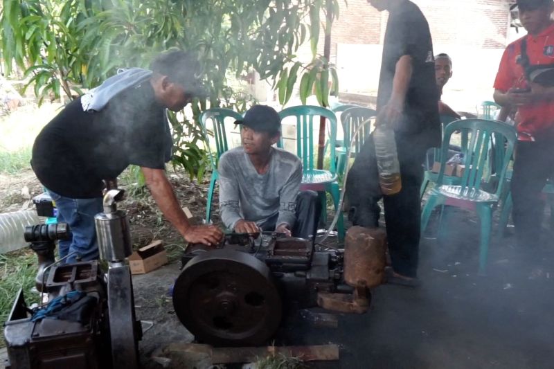 nelayan-di-batang-dapat-pelatihan-perbaikan-mesin-kapal