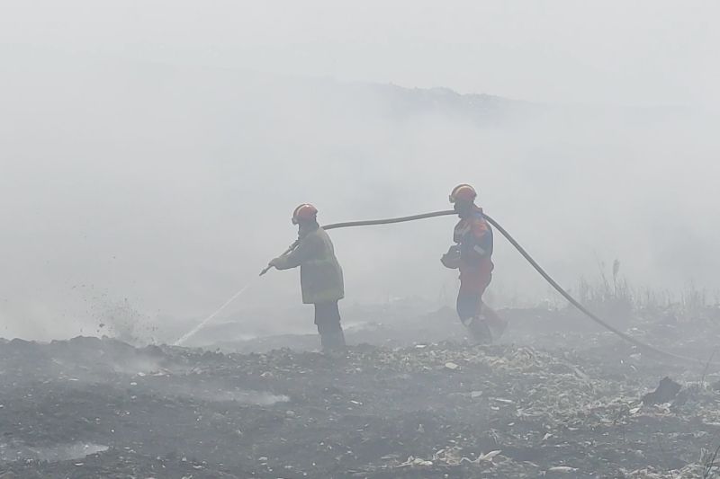 Petugas masih padamkan titik api di TPA Jatibarang Semarang