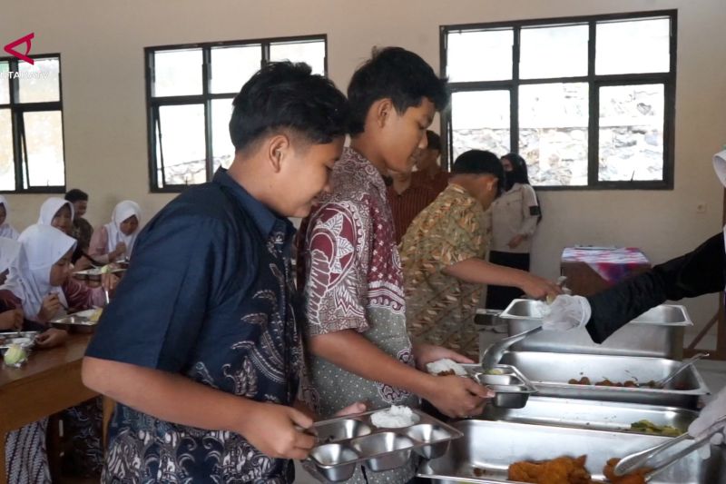 Uji Coba MBG Prasmanan, Siswa SMPN 2 Kandeman Bisa Ambil  Tambah Menu