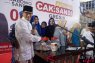 Sandiaga Uno diberi sumbangan kampanye oleh emak-emak