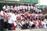Relawan Pertiwi  kampanye damai bagikan bunga di Senayan