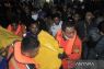 Tim SAR mengevakuasi 320 penumpang kapal terbakar di perairan Pulau Timor NTT