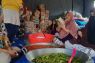 Penyintas gempa Cianjur gotong royong memasak untuk pengungsi
