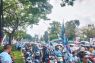 Massa pendukung Prabowo-Gibran memadati sepanjang jalan Gatot Subroto