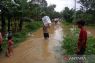 Kapolres Paser acungi jempol petugas panggul logistik akibat banjir
