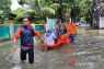 BPBD DKI jemput pakai perahu karet warga terdampak banjir menuju TPS