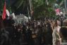 Aksi saling dorong terjadi antara polisi dan massa di depan Gedung DPR