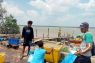 Mengemas udang di dermaga nelayan Sungsang