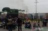 Petugas membubarkan paksa massa di depan gedung DPR