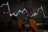 Dekati 8.000, IHSG menguat di tengah pelemahan bursa Asia