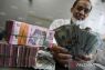 Rupiah sore ini turun seiring pelemahan cadangan devisa Indonesia