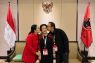 Puan unggah foto bersama Prananda sedang cium Megawati jelang kongres