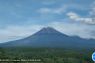 Gunung Semeru hari ini kembali erupsi dengan tinggi letusan 800 meter