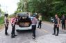 Polisi periksa kendaraan usai bentrokan warga Molompar dan Watuliney