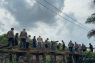 Polisi dan warga di Jambi rehabilitasi jembatan penghubung antar desa