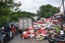 Timbunan sampah setinggi 2 meter kembali penuhi bahu jalan di Tangsel