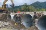 TNI dan warga gotong royong kebut pembangun jembatan di Sumut dan Sumbar
