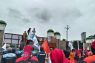 Buruh sambangi DPR dan Kemenaker desak penyesuaian upah minimum