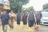Wakil Bupati Karawang bawa logistik saat meninjau lokasi banjir