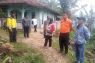 Angin kencang merusak rumah dan satu warga meninggal di Talegong Garut