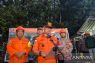 Tim SAR gabungan mengevakuasi dua jenazah korban longsor Cisarua hari Kamis ini