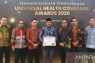 Bupati Tanjabbar Anwar Sadat terima UHC Awards 2026