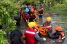 SAR evakuasi jenazah ibu rumah tangga yang jatuh di danau Bekasi