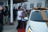 Guru SD di Jember terima hadiah mobil dari Telkomsel-WeTV