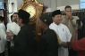 Presiden Prabowo bersalaman dengan warga usai salat Id di Aceh Tamiang