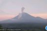 Gunung Semeru erupsi disertai luncuran awan panas guguran sejauh 3 km