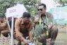 Sekda Inhu Zulfahmi Adrian tanam bibit pohon