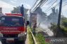 Damkar Cianjur turunkan satu mobil untuk padamkan kebakaran lahan kosong
