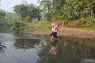 Perjuangan siswa SD di Pandeglang seberangi sungai demi sekolah