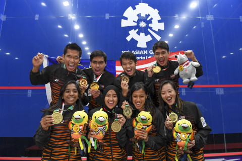 SQUASH TIM PUTRA PUTRI MALAYSIA MENERIMA MEDALI