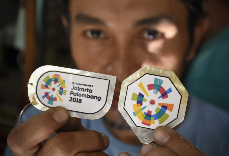 SUVENIR ASIAN GAMES DARI KULIT KERANG