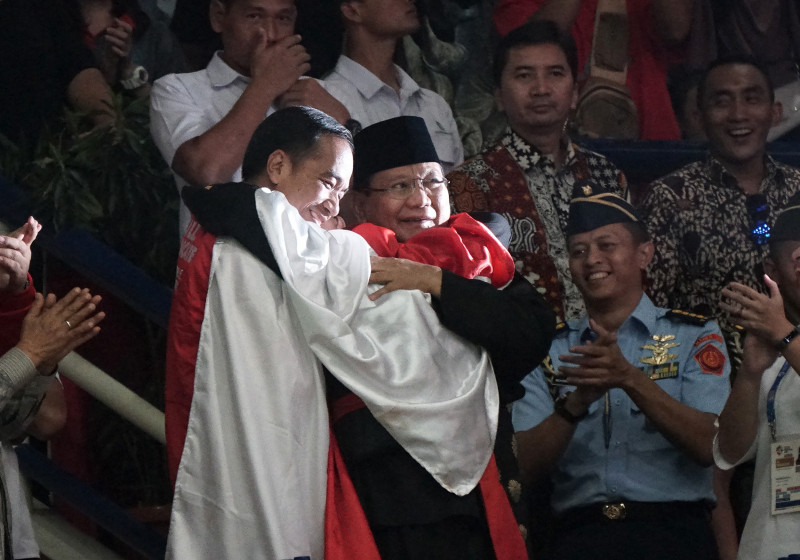 JOKOWI DAN PRABOWO BERPELUKAN