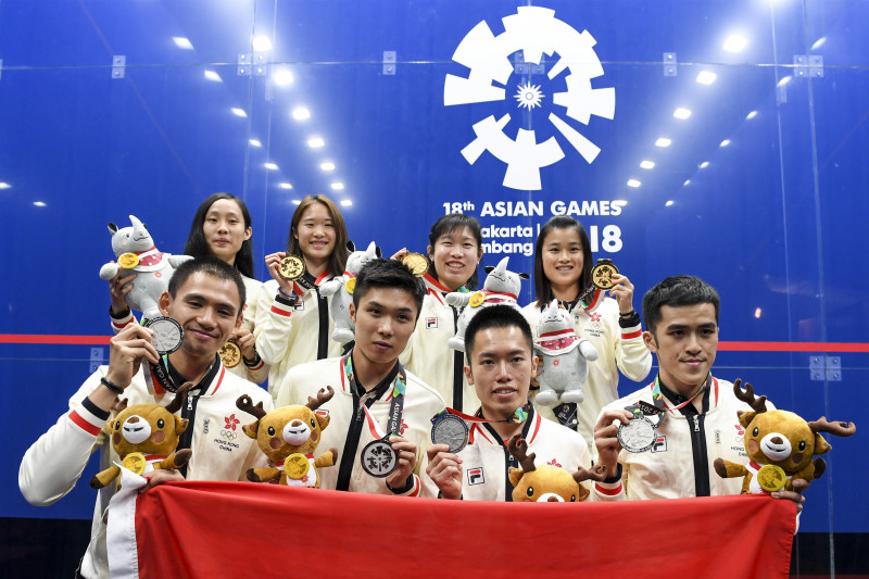 SQUASH TIM PUTRA PUTRI HONG KONG MENERIMA MEDALI