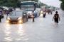 Kendaraan Proyek Dan Bus Karyawan Terjebak Banjir