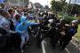 Demonstran Bentrok Dengan Polisi di Istana Merdeka