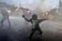 Polisi Paksa Mundur Demonstran di DPR