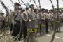 Polisi Pisahkan Dua Kelompok Massa di DPR