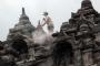 Candi Borobudur Dibersihkan dari Abu Vulkanik Merapi