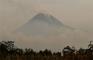 Puncak Merapi Diselimuti Kabut Sepanjang Hari