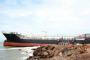 Tanker Kandas Ditarik ke Tengah Laut